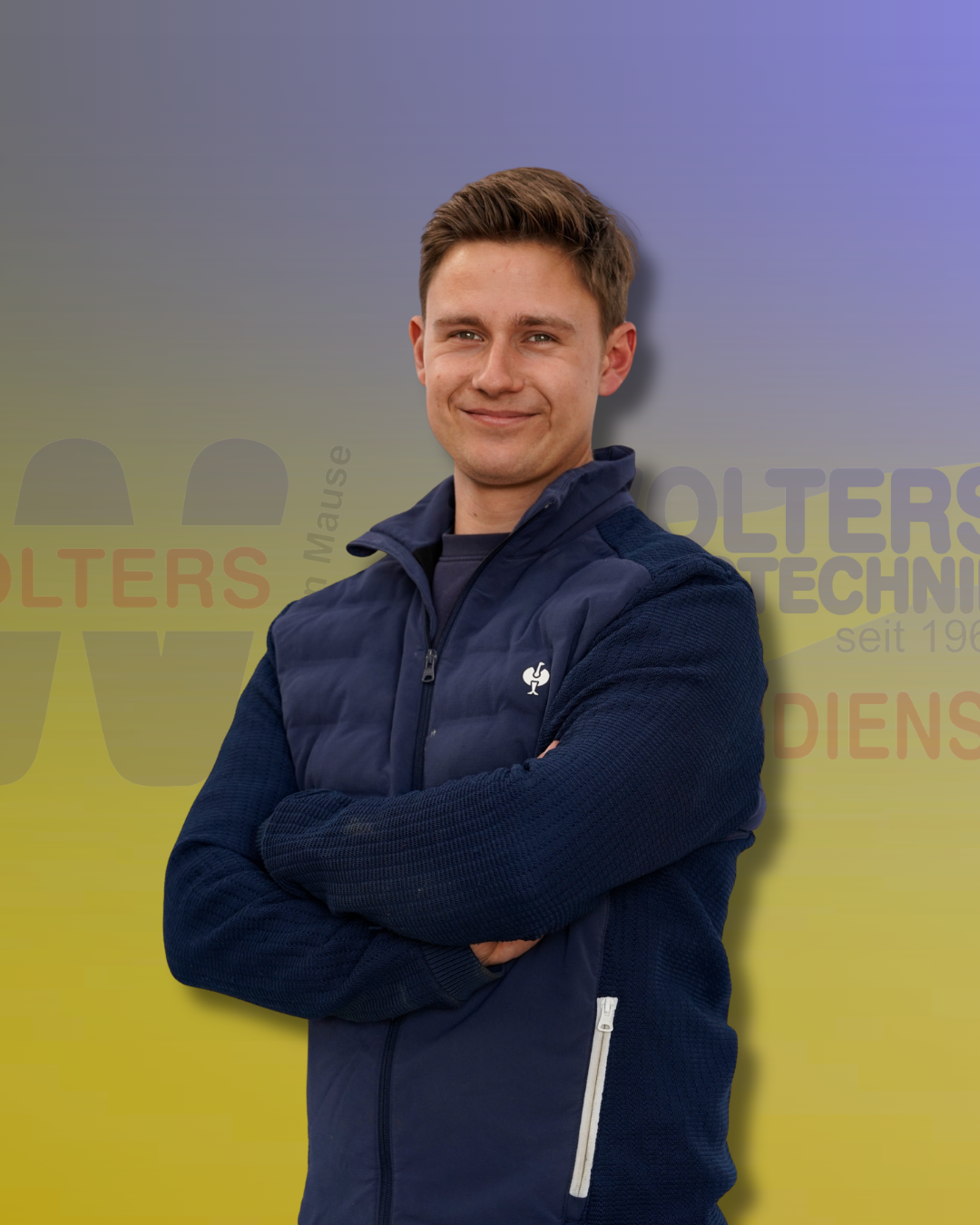 Mitarbeiter von Wolters Haustechnik vor der Firmenwand
