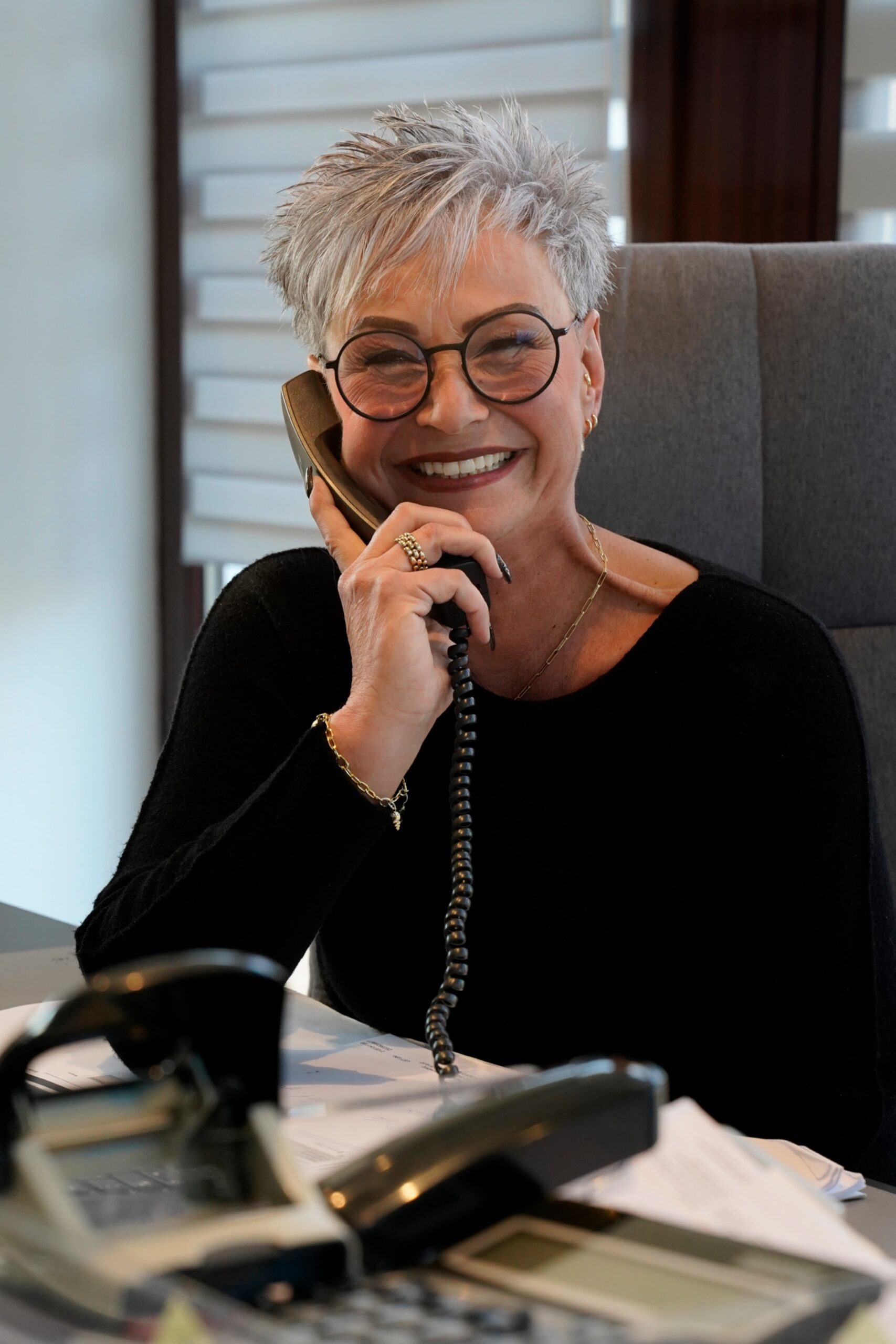 Birgit von Wolters Haustechnik telefoniert lächelnd am Büroschreibtisch